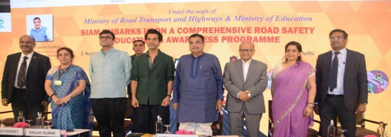 SIGNING OF MOU BETWEEN KVS & SIAM ON ROAD SAFETY AWARENESS IN THE BENIGN PRESENCE OF HON'BLE MINISTER FOR ROAD TRANSPORT AND HIGHWAYS SH. NITIN GADKARI.